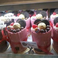 Eat Me Bakery The Mall Korat เดอะมอลล์ นครราชสีมา ชั้น 1หลังน้ำตกหน้าลิฟท์ก่อนถึงศูนย์อาหาร