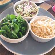 บ้านสวน ขนมจีน - ตำแคปหมู