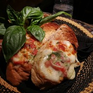 เมนูของร้าน It's "Happened To Be" a Closet สีลม