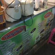 กะเพราข้างบ้าน Food court ตลาดเมืองทอง