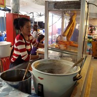 หน้าร้าน นายไกด์ หมูแดง-หมูกรอบ