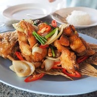 ปลาทับทิมผัดเม็ดมะม่วง