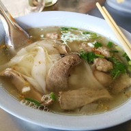 เมนูของร้าน ก๋วยเตี๋ยวคั่วไก่-หมู ตรอกสุกร