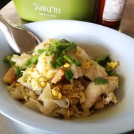 เมนูของร้าน ก๋วยเตี๋ยวคั่วไก่-หมู ตรอกสุกร