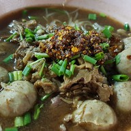 ก๋วยเตี๋ยวลูกชิ้นหมูและเนื้อ