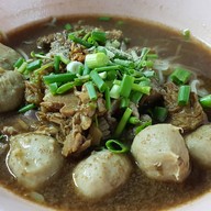 ก๋วยเตี๋ยวลูกชิ้นหมูและเนื้อ