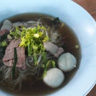 เมนูของร้าน ก๋วยเตี๋ยววัดดงมูลเหล็ก กาญจนบุรี