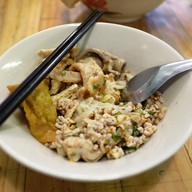 เมนูของร้าน ก๋วยเตี๋ยวตรอกโรงหมู ซอยสุกร