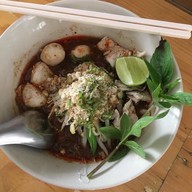 ก๋วยเตี๋ยวเรือรสเยี่ยม กระเพราถาด