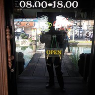 หน้าร้าน คอฟฟี่มาเนีย@แยกวุ่นวาย วุ่นวาย