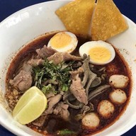 ก๋วยเตี๋ยวเรือรสเยี่ยม กระเพราถาด