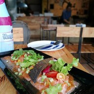 อยากแซ่บต้องได้แซ่บ กับจานยำแซลมอนสดรสจัดจ้านจานนี้ค่ะ