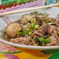 เมนูของร้าน ก๋วยเตี๋ยวเนื้อ-หมู หน้าศาลากลางฯ