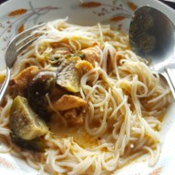 เมนูของร้าน ก๋วยเตี๋ยวหมูริมคลอง ป้าพิศ  ศาลากลาง