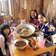 ก๋วยเตี๋ยวป้าน่าหม้อ