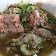 ก๋วยเตี๋ยวกระดูกหมู ป้ายเหลือง