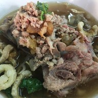 ก๋วยเตี๋ยวกระดูกหมู ป้ายเหลือง