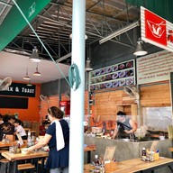 หน้าร้าน ก๋วยเตี๋ยวไข่ต้มยำ