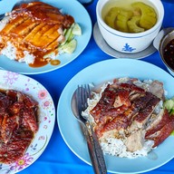 เมนูของร้าน เป็ดย่างนายเปล่ง
