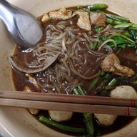เมนูของร้าน ก๋วยเตี๋ยวเรือเฉินหลง ถนนแสงจันทร์