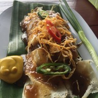 ก๋วยเตี๋ยวหมูริมคลอง ป้าพิศ  ศาลากลาง