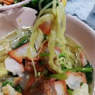 เมนูของร้าน ชายสี่บะหมี่เกี๊ยว ตลาดสี่แยกสมเด็จพระนเรศวร