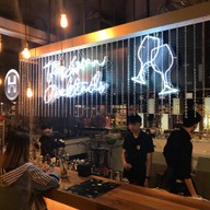 หน้าร้าน HIP BAR The Street Ratchada