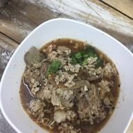 ก๋วยเตี๋ยวกระดูกหมู ป้ายเหลือง