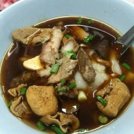เมนูของร้าน ก๋วยจั๊บน้ำข้น อนุสาวรีย์ชัยฯ