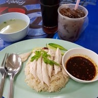 เมนูของร้าน พรทิพย์ ข้าวมันไก่ สี่แยกประตูน้ำ