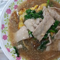 เมนูของร้าน บัวสุวรรณ ราดหน้ายอดผัก