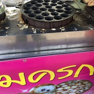 หน้าร้าน ขนมครกชาววัง ตลาดหลังตึกสุโขทัย