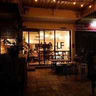 หน้าร้าน HALF Cafe And Studio