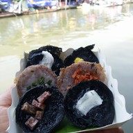 เมนูของร้าน ขนมครกแม่พลอย ตลาดน้ำอัมพวา