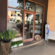 หน้าร้าน Coffee Der La ร้านกาแฟคอฟฟี่เด้อหล่า โอโซนวิลเลจ