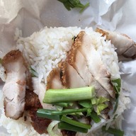 เมนูของร้าน ข้าวหมูแดง หมูกรอบ ตลาดหลังตึกสุโขทัย