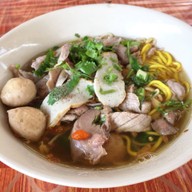 เมนูของร้าน ก๋วยเตี๋ยวลุงกบ