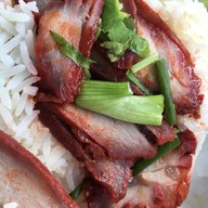 เมนูของร้าน ข้าวหมูแดง หมูกรอบ ตลาดหลังตึกสุโขทัย