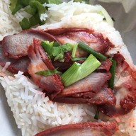 เมนูของร้าน ข้าวหมูแดง หมูกรอบ ตลาดหลังตึกสุโขทัย