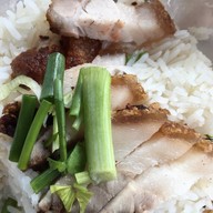 เมนูของร้าน ข้าวหมูแดง หมูกรอบ ตลาดหลังตึกสุโขทัย