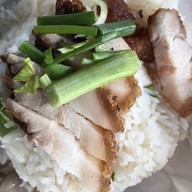 เมนูของร้าน ข้าวหมูแดง หมูกรอบ ตลาดหลังตึกสุโขทัย