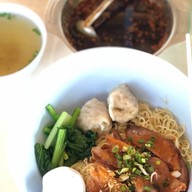 เมนูของร้าน บะหมี่เกี๊ยวยักษ์ สายฟ้า สาขาแรก ถนนสะแกงาม