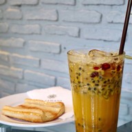 เมนูของร้าน The Sidewalk by Khon Rak Kafae โรงแรมตวันนา