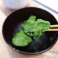ใข้ตะเกียบคีบไอศครีมกิน