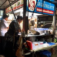 หน้าร้าน มิดไนท์ไก่ตอนโคราช,ข้าวขาหมูเจ๊หน่อย(สวนภูมิรักษ์)