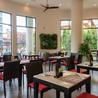 บรรยากาศ Phuket Cafe at Deevana Plaza Phuket Patong