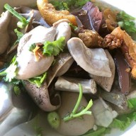 ร่มฉัตร ต้มเลือดหมู