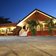 บ้านเรือนริมน้ำ