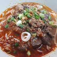 เมนูของร้าน น้ำเงี้ยวป้าสุข ก๋วยเตี๋ยว 12 ปันนา สีลม