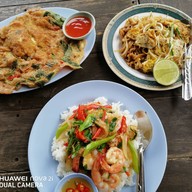 เมนูของร้าน ป้าทองม้วน ผัดหมี่กระโทก-หมูว่าวรสเด็ด
